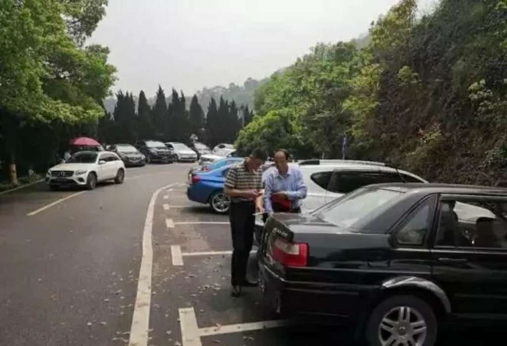 长沙市纪委牵头组织市直机关纪工委、市机关事务局开展明察暗访。