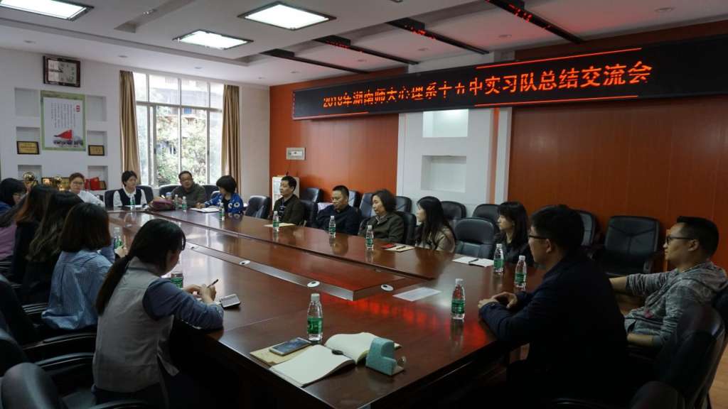 罗书记与大家亲切交流